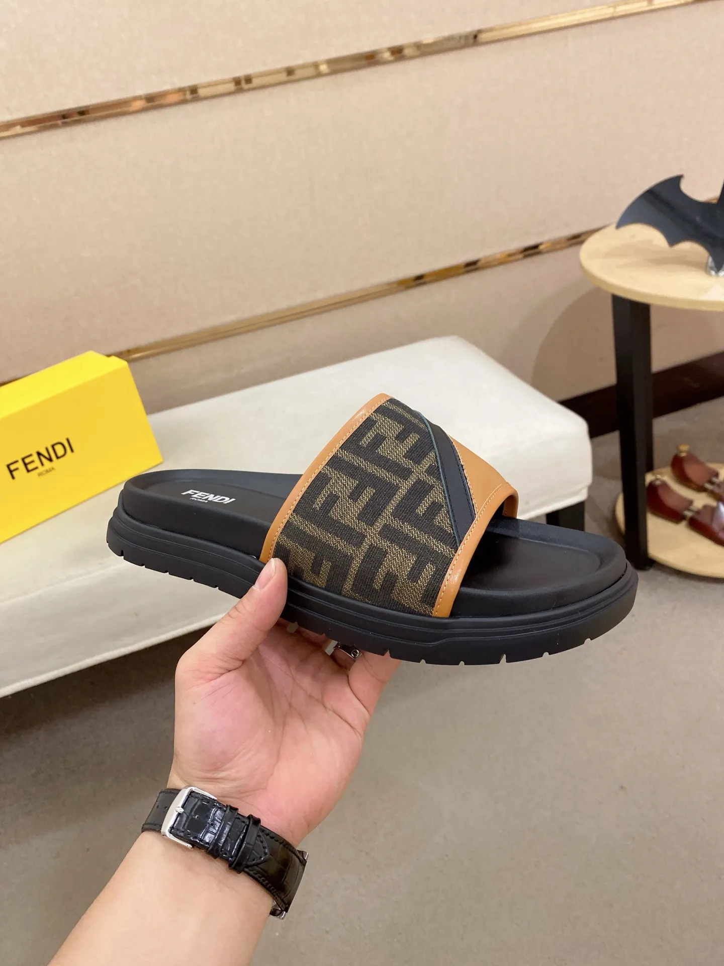 Factory price: 320💰 [Fendi Slippers] High-end brand of men's shoes, official website 1:1 latest masterpiece: original mold customization, the fabric is made of imported original materials, upgraded outsole, lighter and non-slip. The market's top quality, simple yet tasteful, a must-have for fashionistas, fashionable at your feet, full of confidence, the same style at the counter 👍The season of summer slippers is here. Code: 38-44 (45 is custom-made and cannot be returned or exchanged)